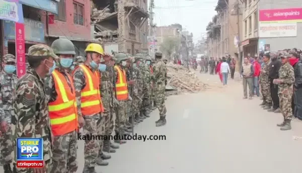 6.000 de morti si 12.000 de raniti dupa seismul din Nepal. MOMENTUL cand un copil de 4 luni este scos viu de sub daramaturi