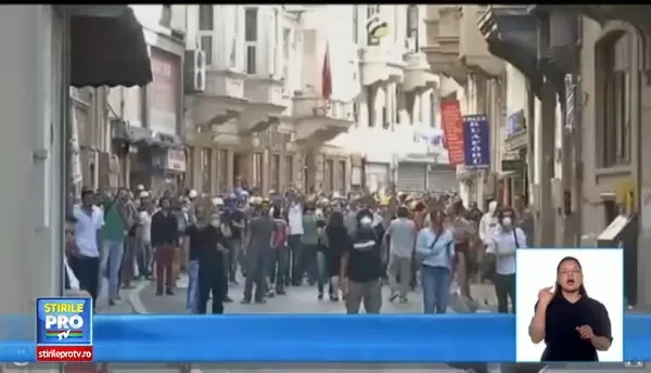 Pare ca prietenul i-a facut o poza in timp ce o tinea de mana. Imaginea completa e insa o surpriza totala