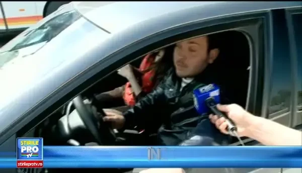 Puteau plati taxa de la Fetesti prin SMS, dar au preferat sa stea la coada. Explicatiile turistilor: