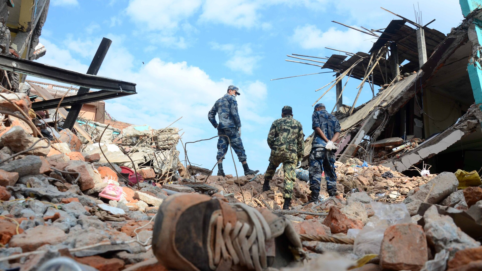 Bilantul cutremurului din Nepal a urcat la 6.200 de morti si 14.000 de raniti. Un intreg oras din Tibet a fost evacuat