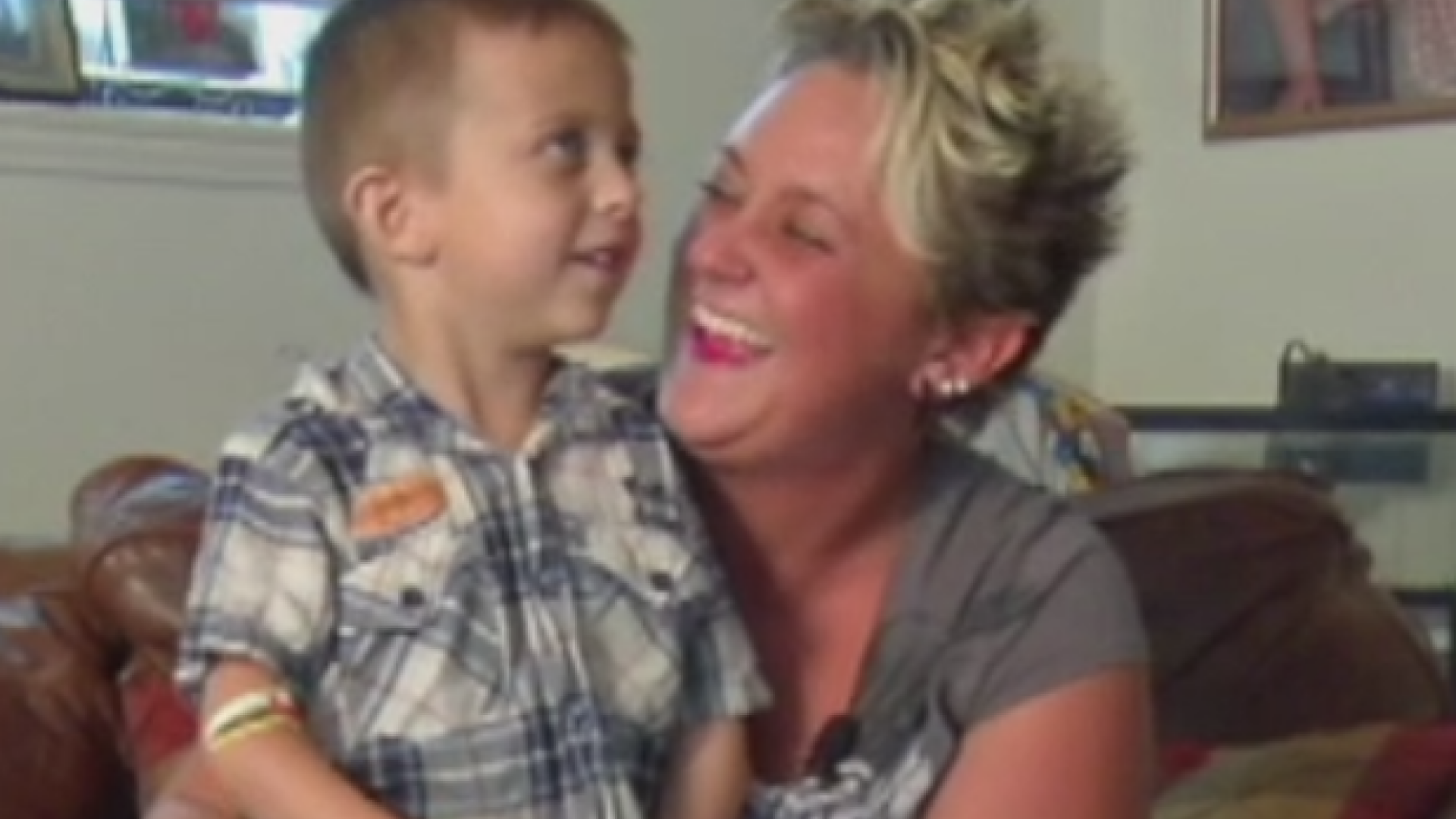 Un baiat de 5 ani si-a salvat mama sunand la 911, desi are degetele atrofiate: "Au zis ca am facut o treaba foarte buna"