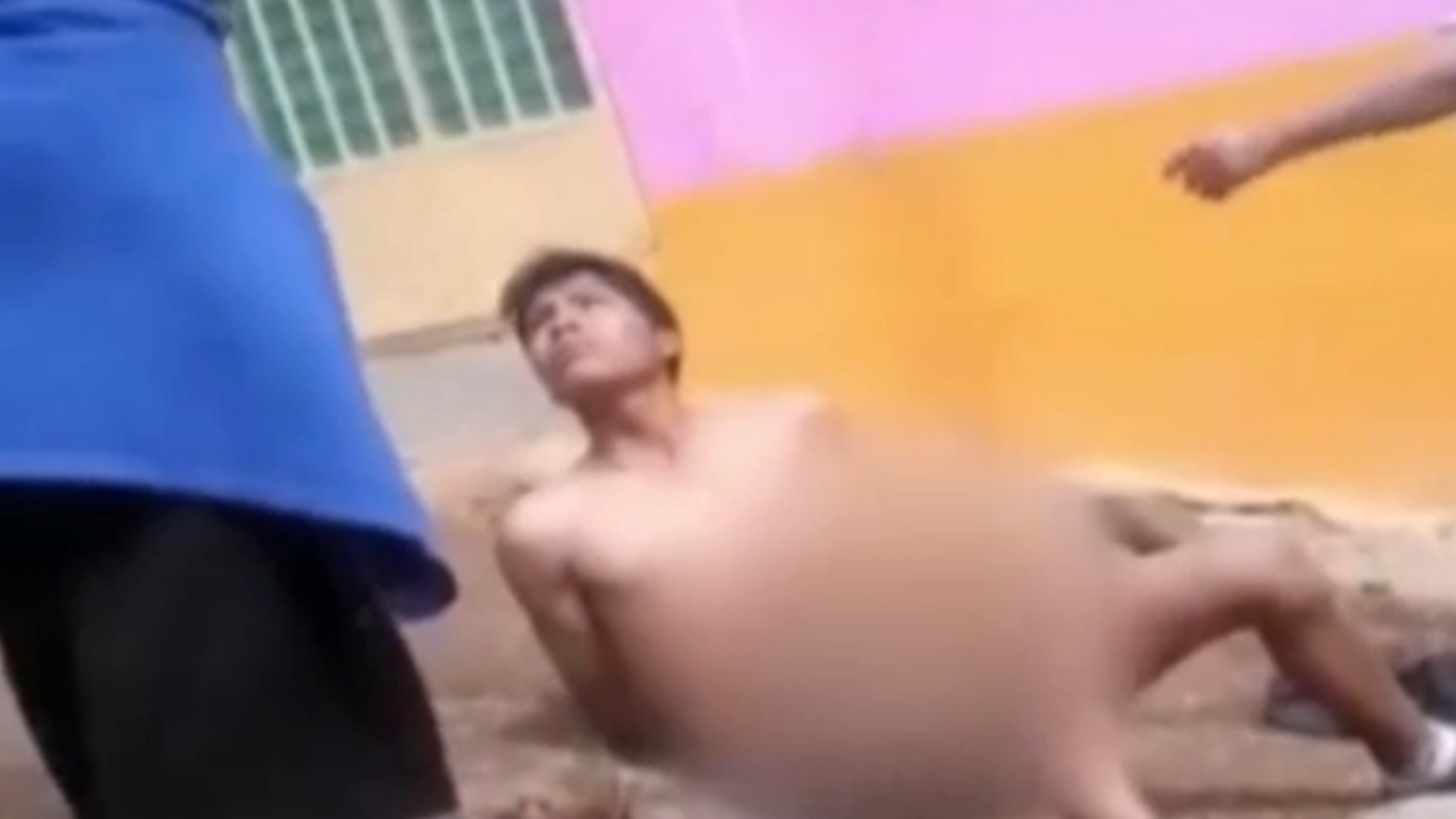 Pedeapsa inedita pentru un hot din Peru. Doua femei l-au dezbracat si l-au batut cu cureaua, iar totul a fost FILMAT