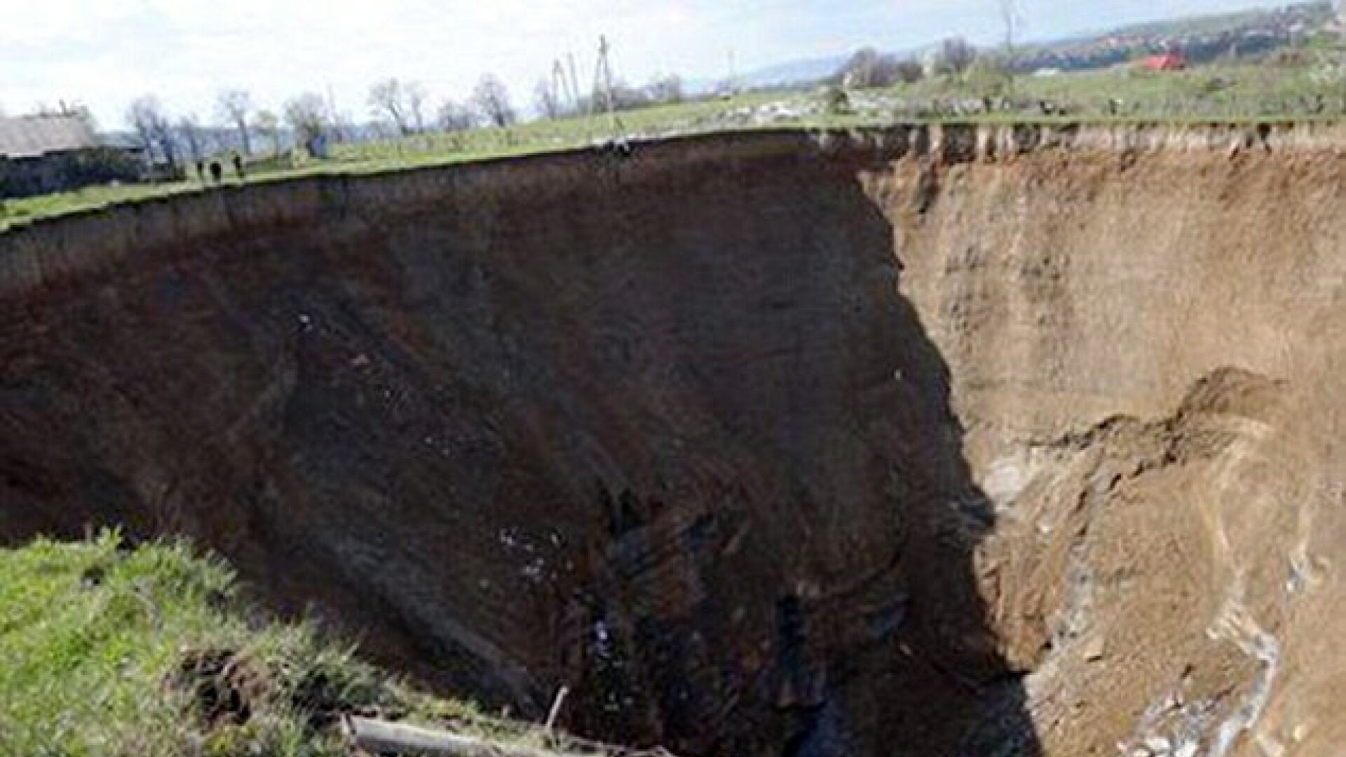 Crater urias de 60 de metri adancime, la granita cu Romania. In zona, 60% dintre localnici sunt romani. VIDEO