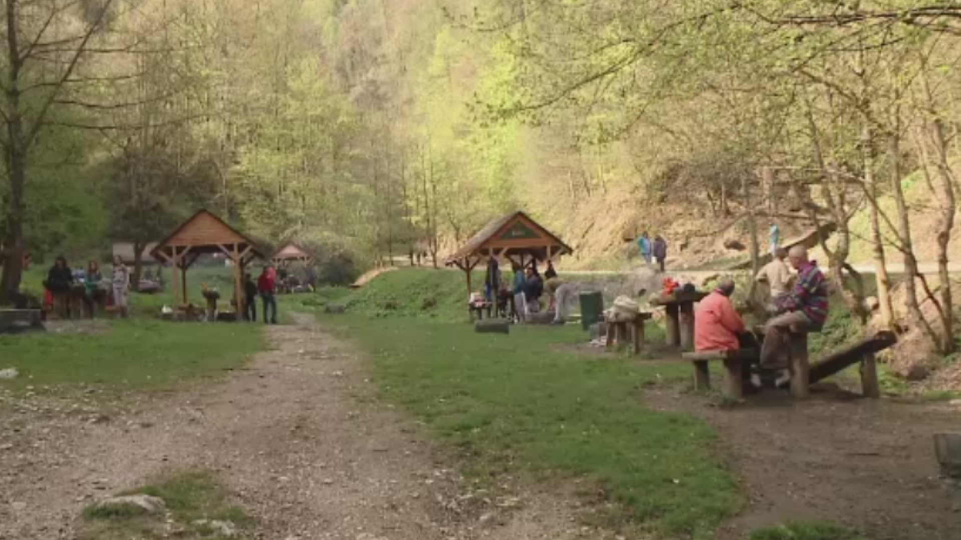 1 Mai la munte. Turistii au incins gratarele la primele ore ale diminetii, in timp ce altii au ales sa schieze sau se plimbe