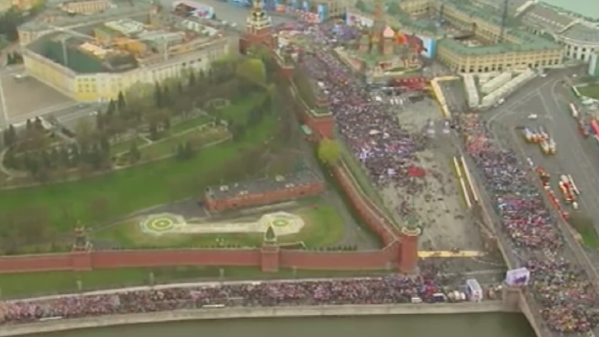 Parada impresionanta de 1 Mai, la Moscova. 140.000 de oameni au defilat in Piata Rosie si au strigat lozinci anti-fasciste