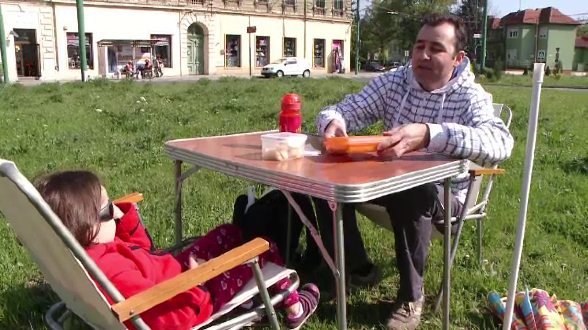 Si-a luat cu el o masa, doua scaune si s-a asezat in mijlocul unei intersectii aglomerate. Protest inedit la Timisoara