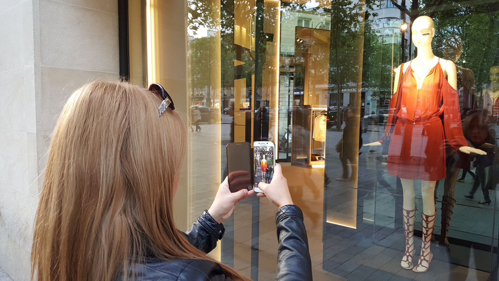 Romanii care au ajuns la Paris in cautarea stilului de maine. "Uneori te exprimi mai bine cu un telefon decat prin haine"