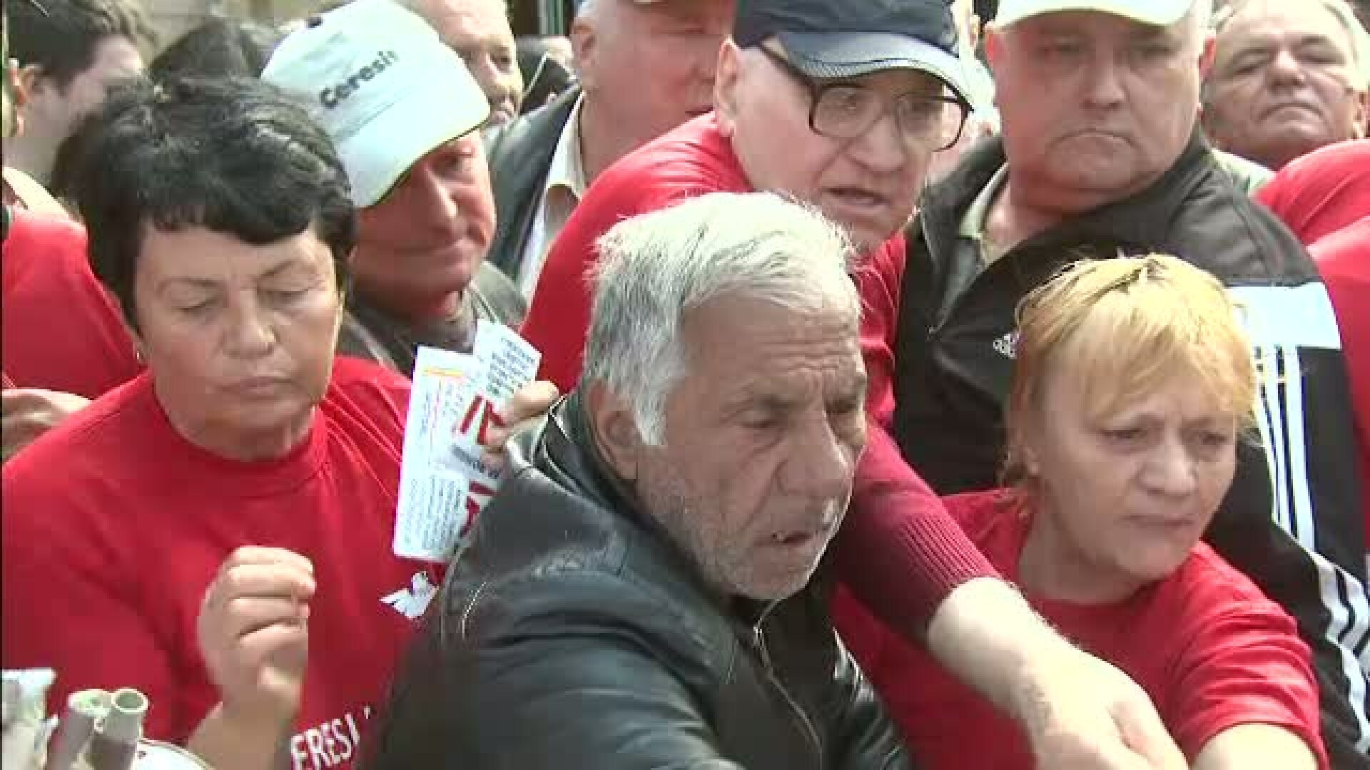 Partidul vicepremierului Oprea a sarbatorit 5 ani. Cine a strigat "UNPR" a primit tricou cu "interesul national"