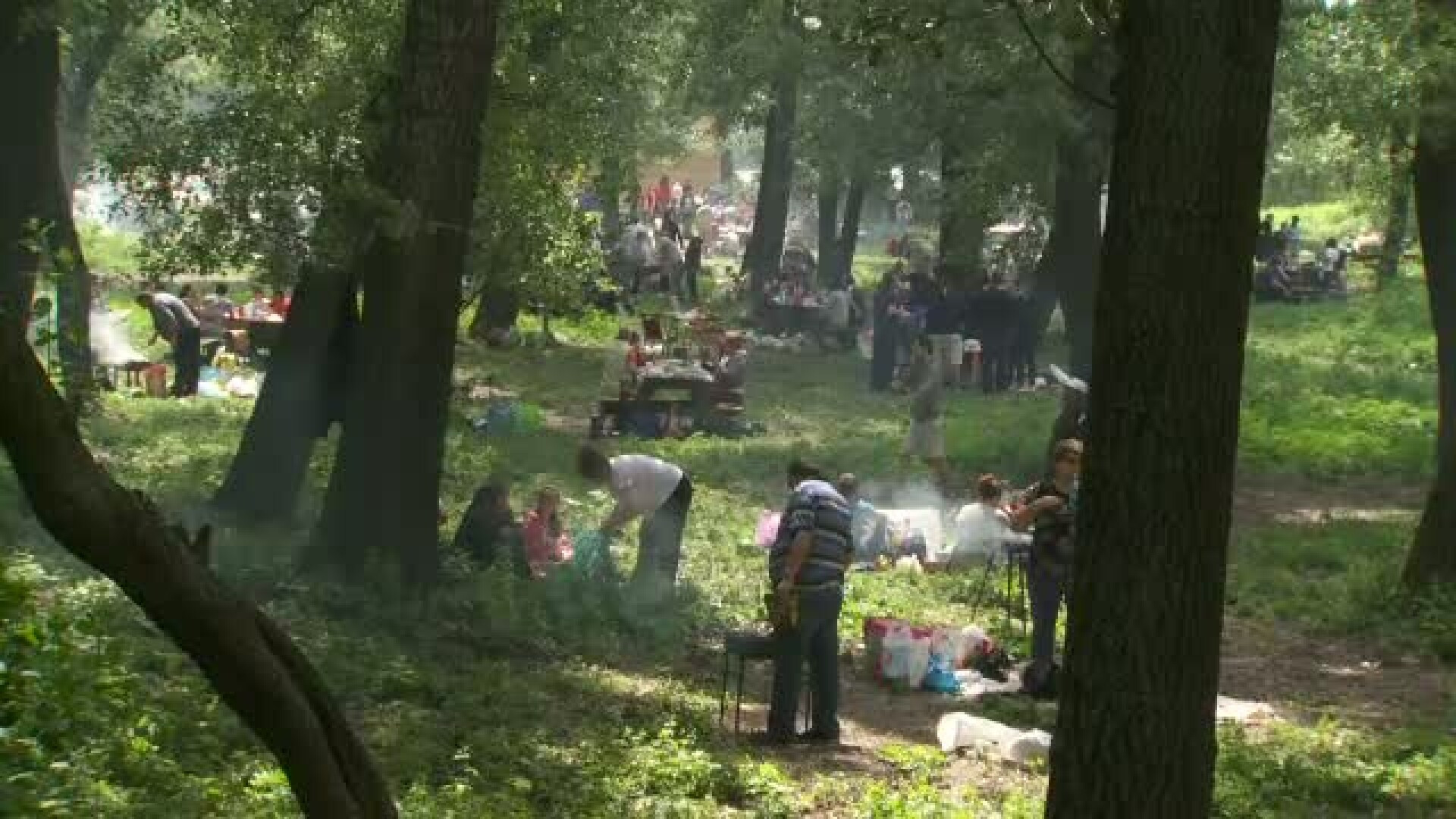 Manele in surdina, mici si bere. 1 Mai pentru romanii care nu au ajuns in acest an la mare sau la munte