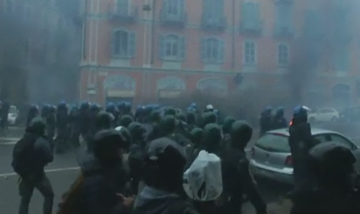 Protest violent pe strazile din Milano. Tineri mascati au incendiat zeci de masini si au atacat fortele de ordine cu pietre