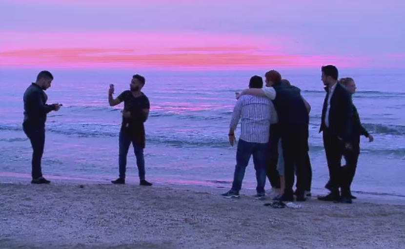 Rasaritul i-a prins pe plaja pe petrecaretii din Mamaia. Unii au facut fotografii, iar altii s-au racorit in valurile reci