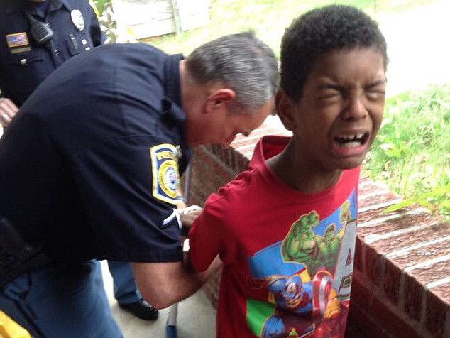 Baiat de 10 ani, arestat de politie la solicitarea mamei sale. Lectia de neuitat pe care femeia i-a dat-o fiului ei. VIDEO