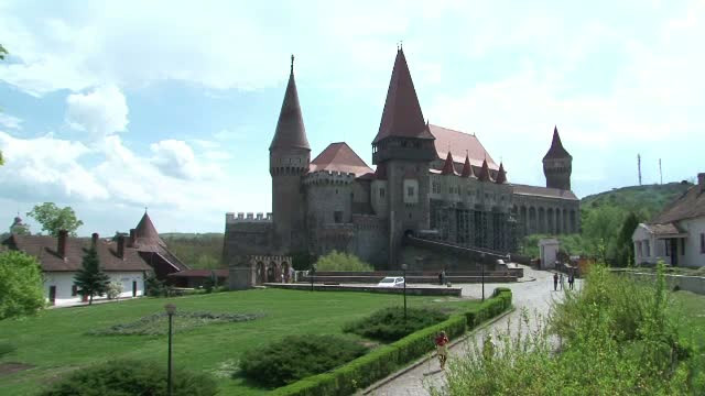 Monumentul din Hunedoara care a ajuns pe coperta ghidului turistic pentru Romania si Bulgaria. "E minunat, ceva impresionant"