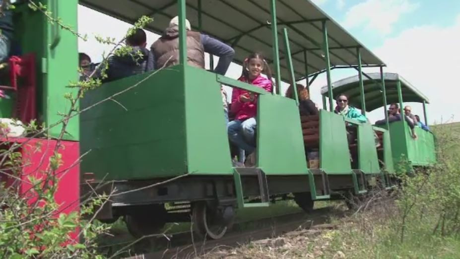 Primul drum din ultimii trei ani pentru Mocanita din Bistrita-Nasaud. Trenul a deraiat pana sa ajunga la destinatie