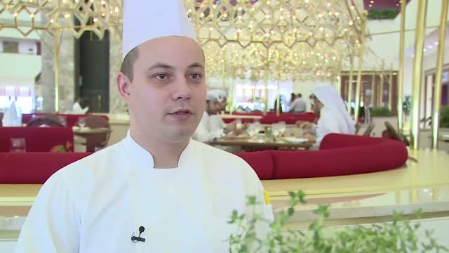 Tara in care muncesc 2.000 de romani, iar salariul mediu e de 10.000 USD/luna. Cat castiga Ciprian, care lucreaza ca bucatar