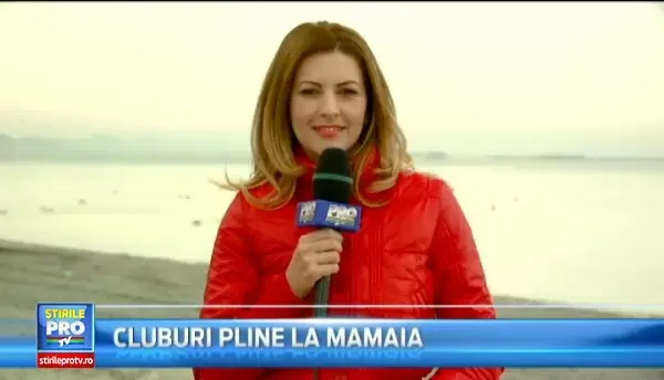 Rasaritul i-a prins pe plaja pe petrecaretii din Mamaia. Unii au facut fotografii, iar altii s-au racorit in valurile reci