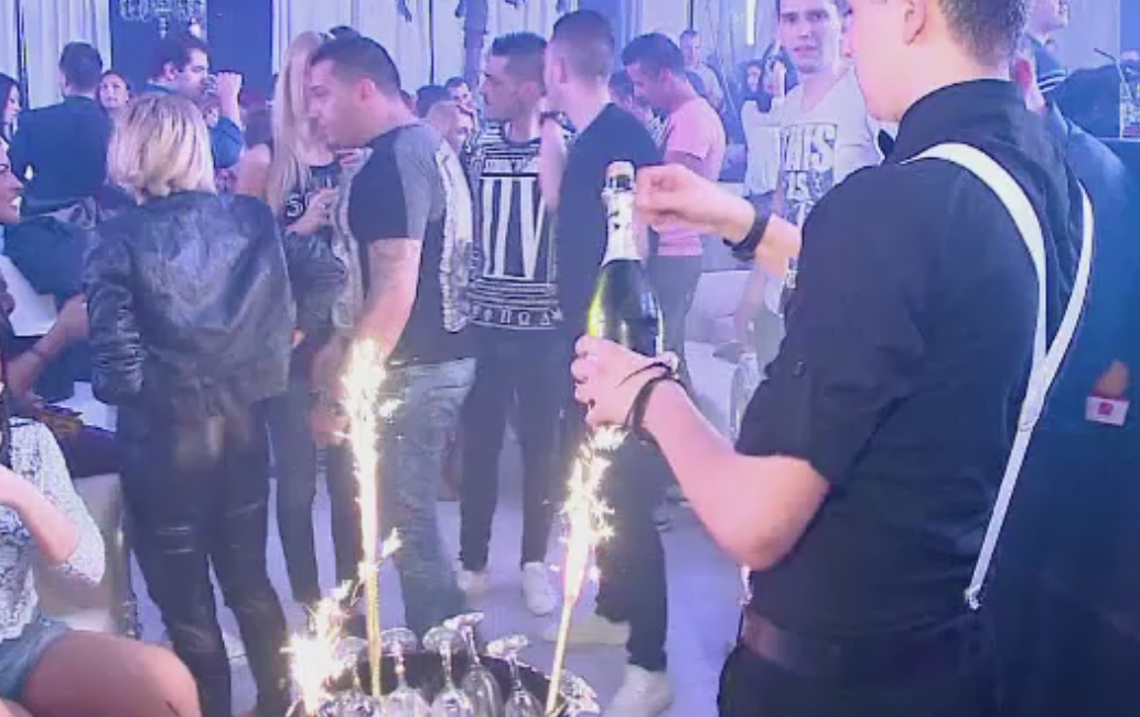 Noapte de pomina in cluburile din Mamaia, la finalul minicavacantei de 1 Mai: turisti imbracati sumar si animatoare senzuale