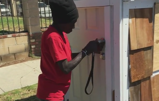 Un barbat a fost atat de impresionat de povestea unei femei care doarme pe strazi incat i-a construit o casuta. VIDEO