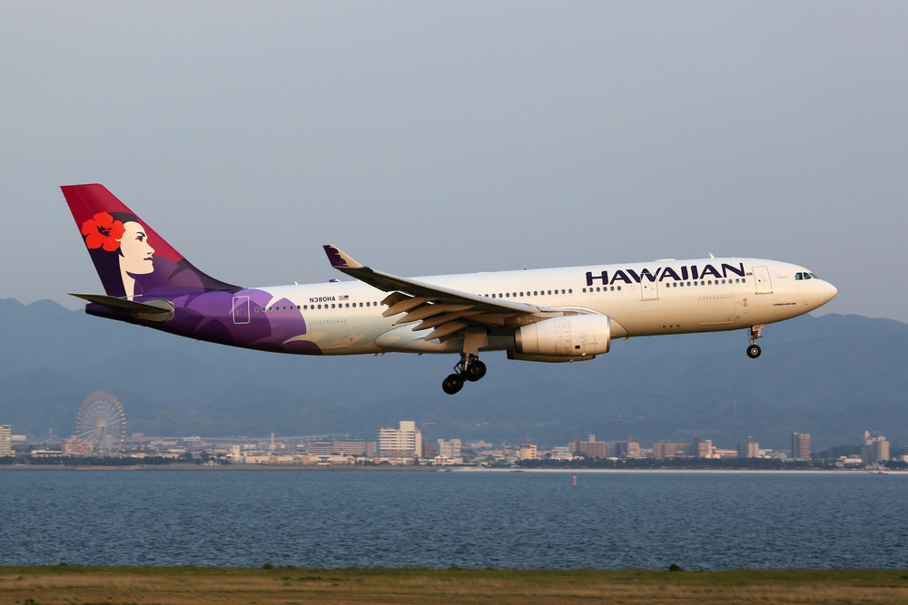 Panica la bordul unui avion Hawaiian Airlines: "Cabina s-a umplut cu fum, iar pilotul era inspaimantat"