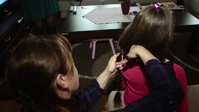 Exemplul studentelor la Medicina, care si-au donat parul pentru copiii cu cancer, preluat de zeci de tinere: "Primim colete"