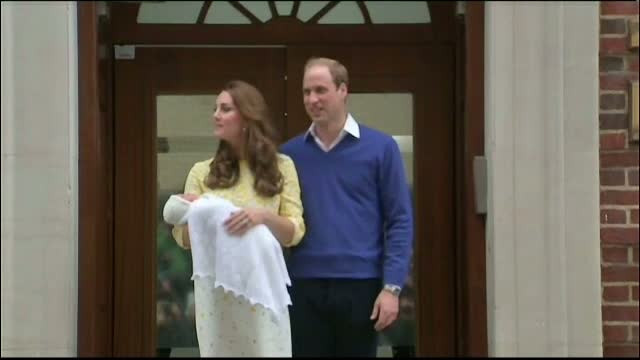 Printul William si ducesa de Cambridge s-au intors acasa cu mica printesa. Kate a fost externata la 12 ore dupa ce a nascut
