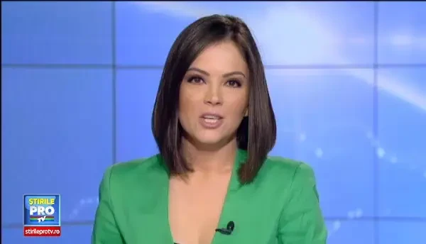 Moment de tandrete intre o fetita si catelul familiei sale. Cum reactioneaza micuta cand animalul o atinge cu botul