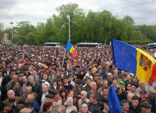 Aproximativ 10.000 de oameni au protestat la Chisinau, dupa ce un miliard de dolari a "disparut" din seifurile unor banci