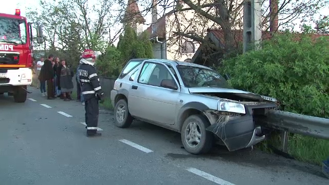 Doi barbati au murit, dupa ce masina in care se aflau a fost strapunsa de un parapet metalic. Soferul ar fi adormit la volan