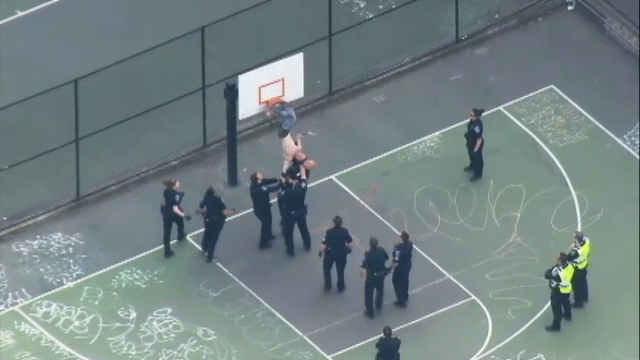 Operatiune de salvare neobisnuita in Seattle, dupa ce un tanar a ramas blocat in inelul de pe panoul de baschet