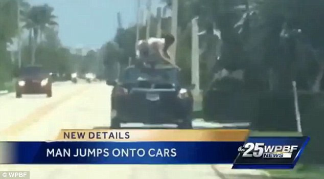 Momente de groaza pentru soferii din Florida. Un barbat drogat a sarit pe capota masinilor aflate in miscare