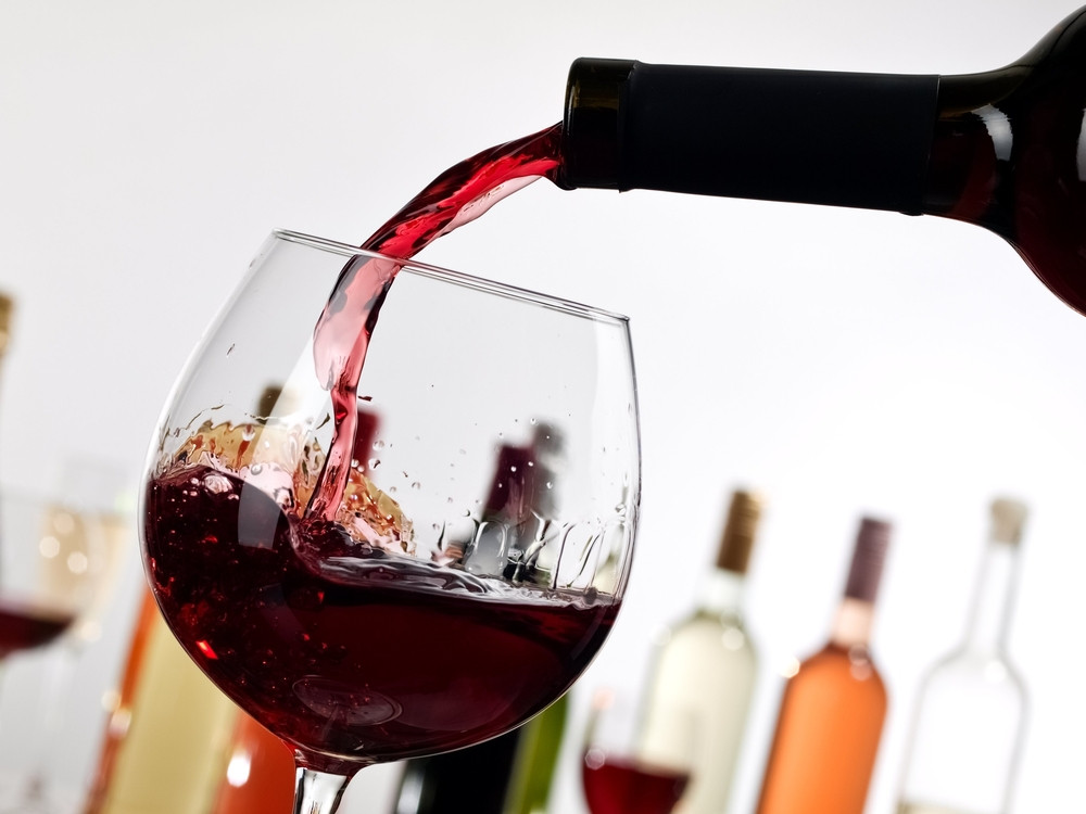 Caz hilar in Salaj. Doi hoti beti au revenit de trei ori intr-o casa de unde furau vin pentru ca li se spargeau damigenele