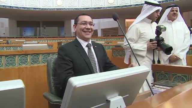 Ponta, in vizita in tara atat de bogata incat din cand in cand le da "prime" locuitorilor. "As putea sa ma obisnuiesc aici"