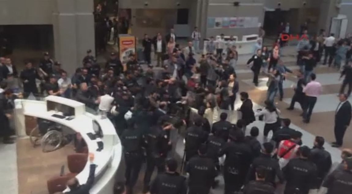 Confruntari violente intre politisti si avocati, la Istanbul. Motivul pentru care s-au incins spiritele