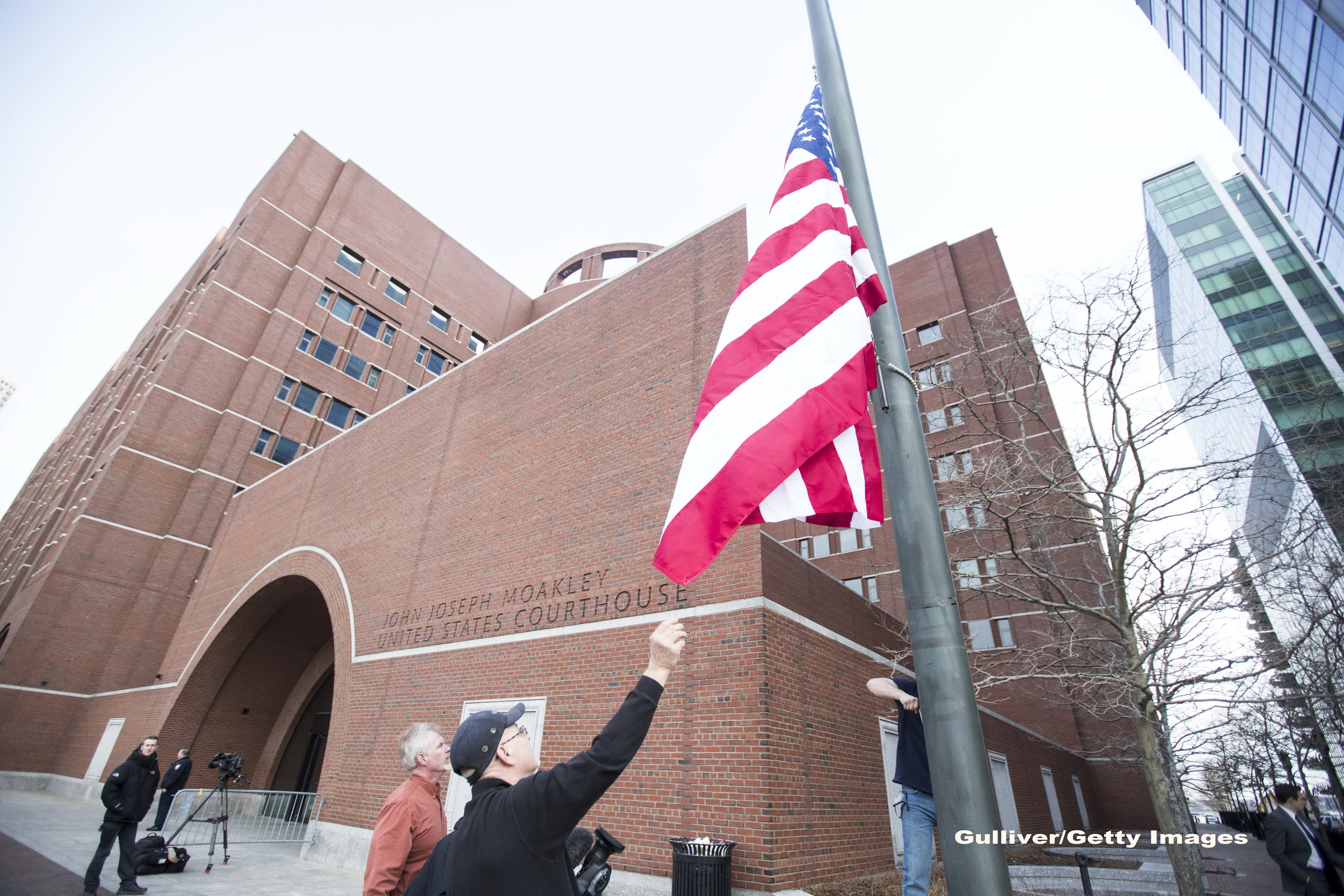 Jokar Tarnaev, teroristul din Boston, a plans in timpul procesului. Judecatorul, rugat cu lacrimi in ochi, sa-i crute viata