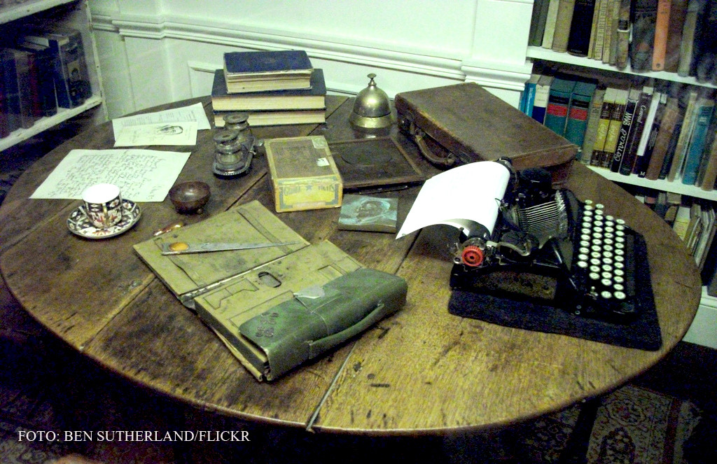 Un celebru scriitor roman isi punea sotia sa ii caute amante. Ce a descoperit Securitatea despre "leul cu 5 picioare"