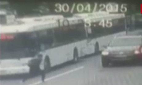 Un adolescent din Pitesti a scapat miraculos cu viata dupa ce a fost lovit in plin de o masina. Incidentul a fost FILMAT