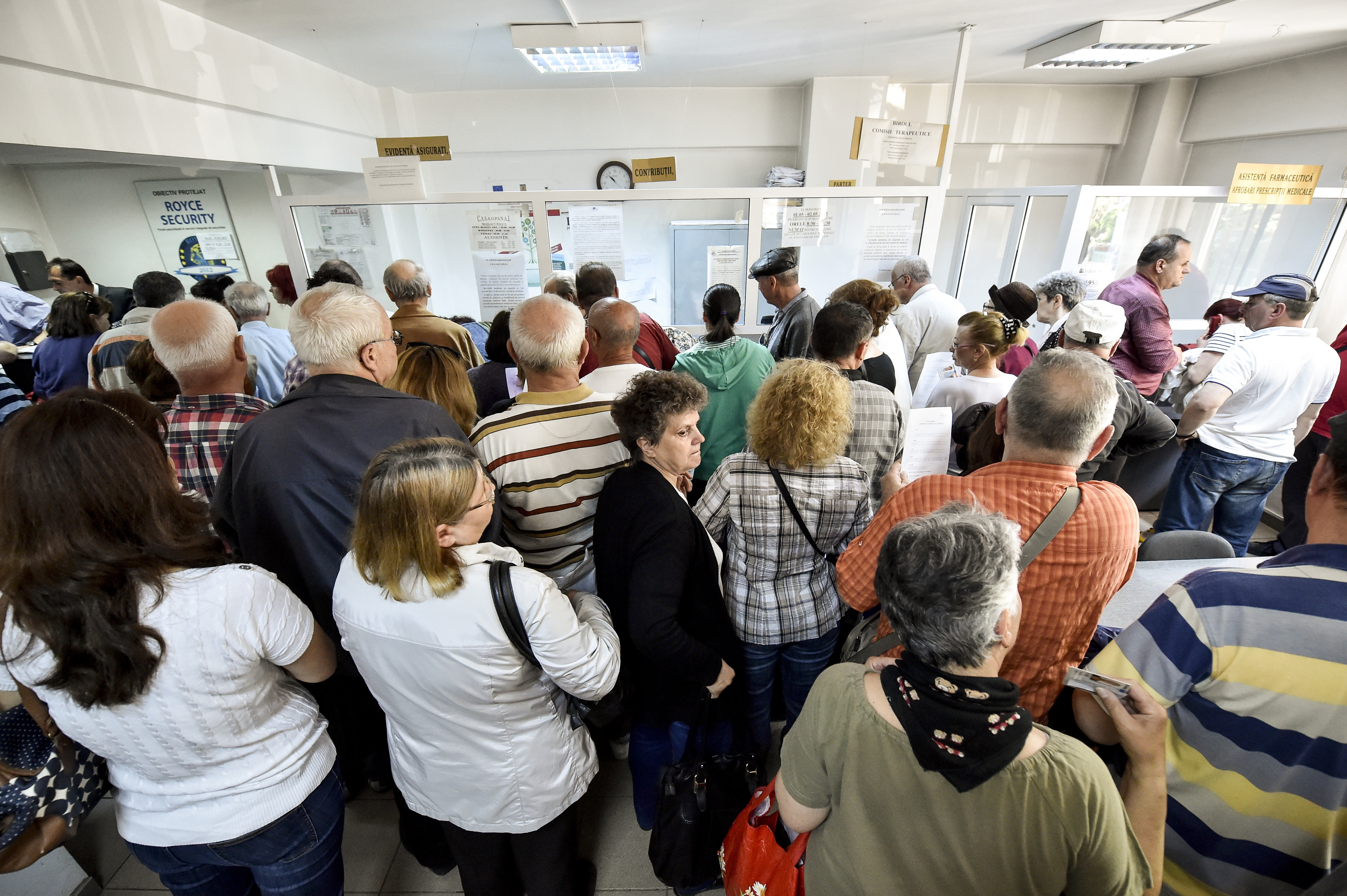 Da-i romanului un card si va incerca sa scoata bani de pe el. Problema cardurilor de sanatate ce au ajuns in bancomate