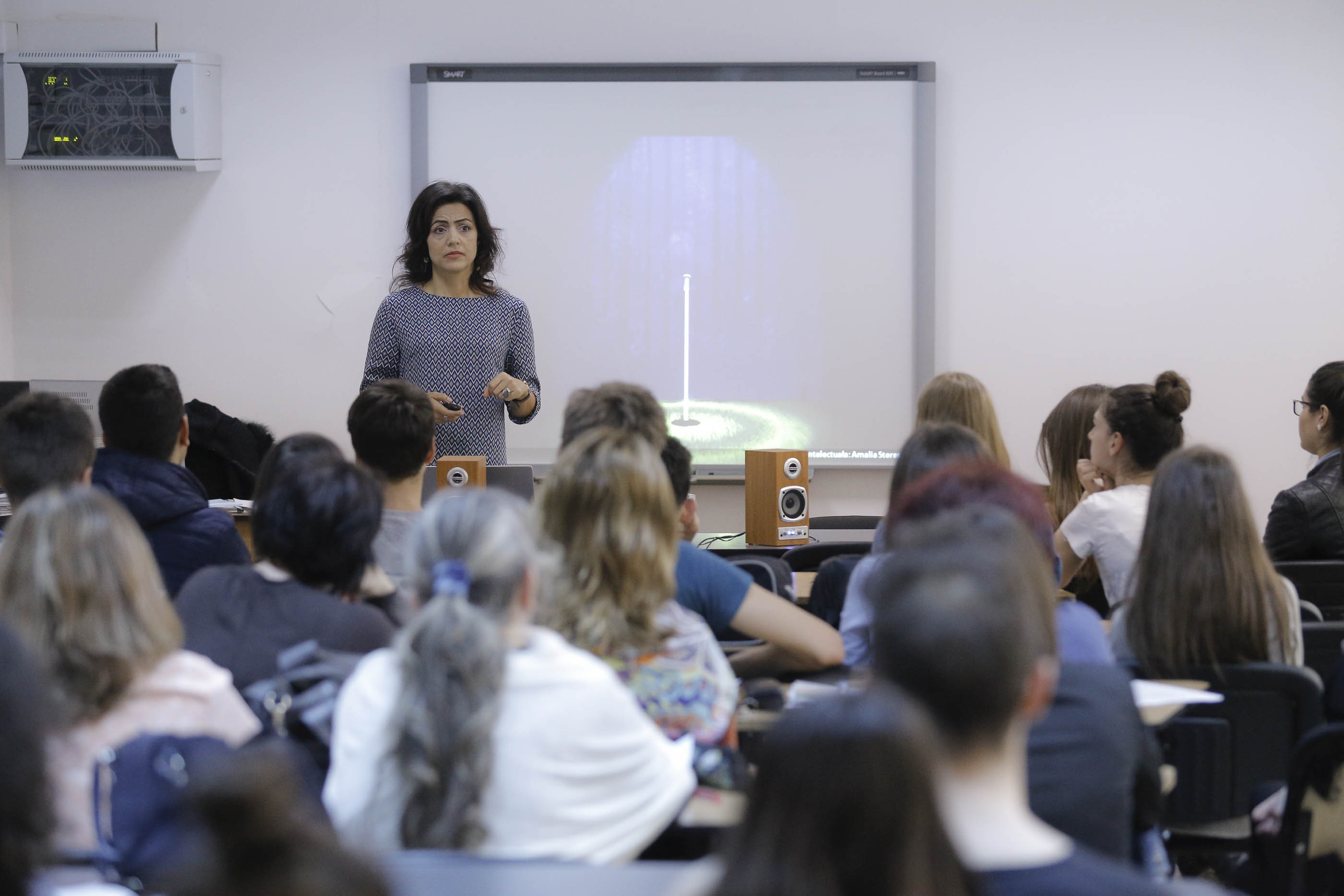 Amalia Sterescu, fondatoarea primei scoli de public speaking din Romania: "Elevii timorati de azi devin adulti manipulabili"