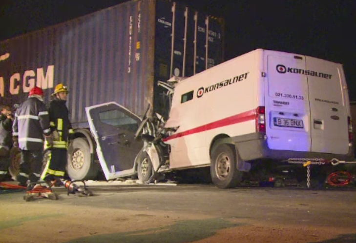 Accident cu necunoscute in Ilfov. Un barbat a murit dupa ce a intrat cu o masina blindata sub un TIR oprit