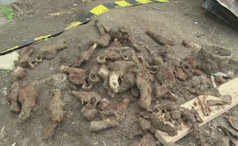 Arsenal de lupta, descoperit in Dambovita. Cativa muncitori au gasit zeci de pistoale din Al Doilea Razboi Mondial