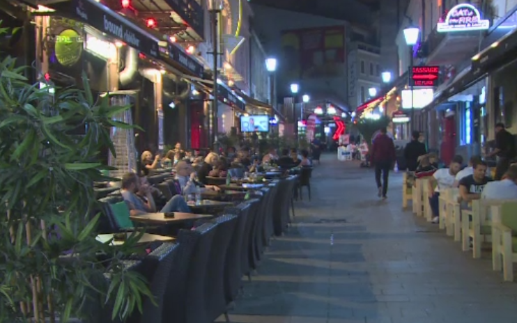 Vremea buna i-a scos din case pe bucuresteni. Terasele din Centrul Vechi au fost pline de petrecareti