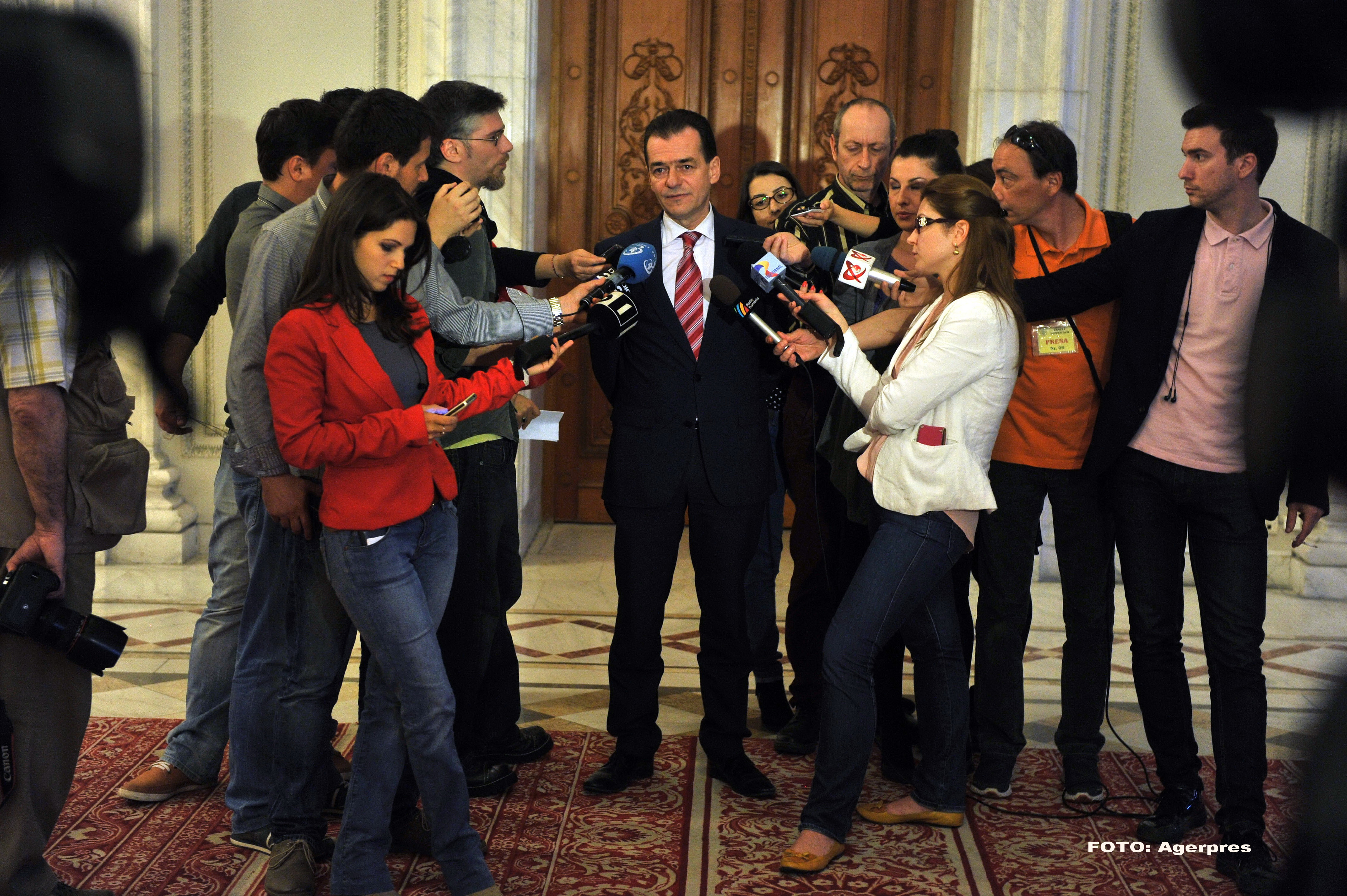 Motiunea de cenzura a PNL a fost citita in plenul Parlamentului: "Ponta, oricat ai minti si insela, nu poti prosti poporul!"