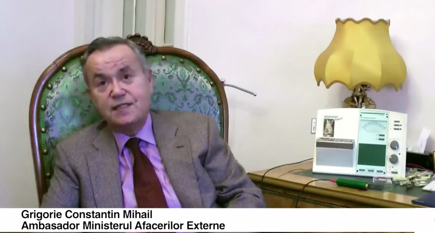 Un ambasador al Romaniei prezinta pe YouTube un aparat care scoate metalele grele din organism. "E un soi de doctor House"