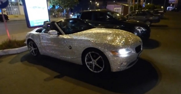 Pe strazile Chisinaului a aparut un BMW Z4 acoperit cu 250 000 de cristale Swarovski. La ce il foloseste proprietarul
