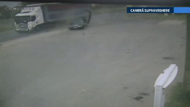 A scapat cu rani usoare, dupa ce masina a fost izbita violent de un TIR. Accidentul a fost filmat de camerele de supraveghere