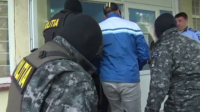 Perchezitii in Dambovita, la camatari si proxeneti: 47 de persoane au fost duse la audieri. Care e prejudiciul