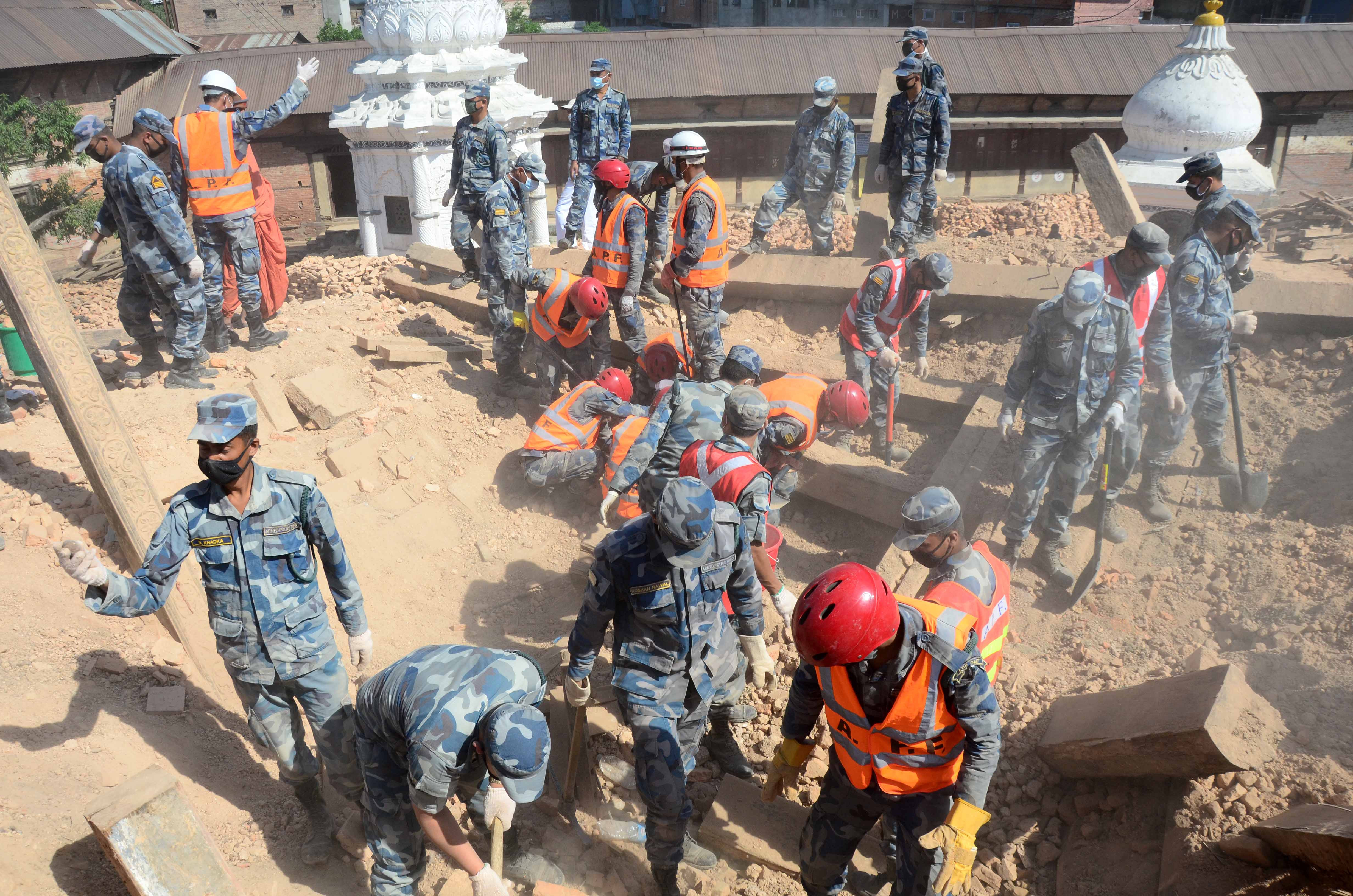 Bilantul victimelor din Nepal a crescut la peste 8.400 de morti si 17.500 de raniti. Sute de persoane sunt inca disparute
