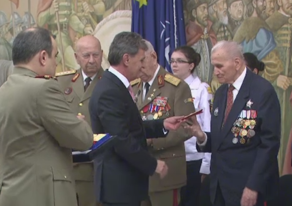 Festivitate speciala la sediul MApN. 10 veterani de razboi au fost medaliati sau avansati in grad