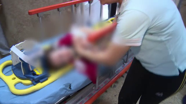 Un copil de un an a scapat cu viata dupa ce a cazut de la etajul trei. Ce se afla la mica distanta de locul prabusirii