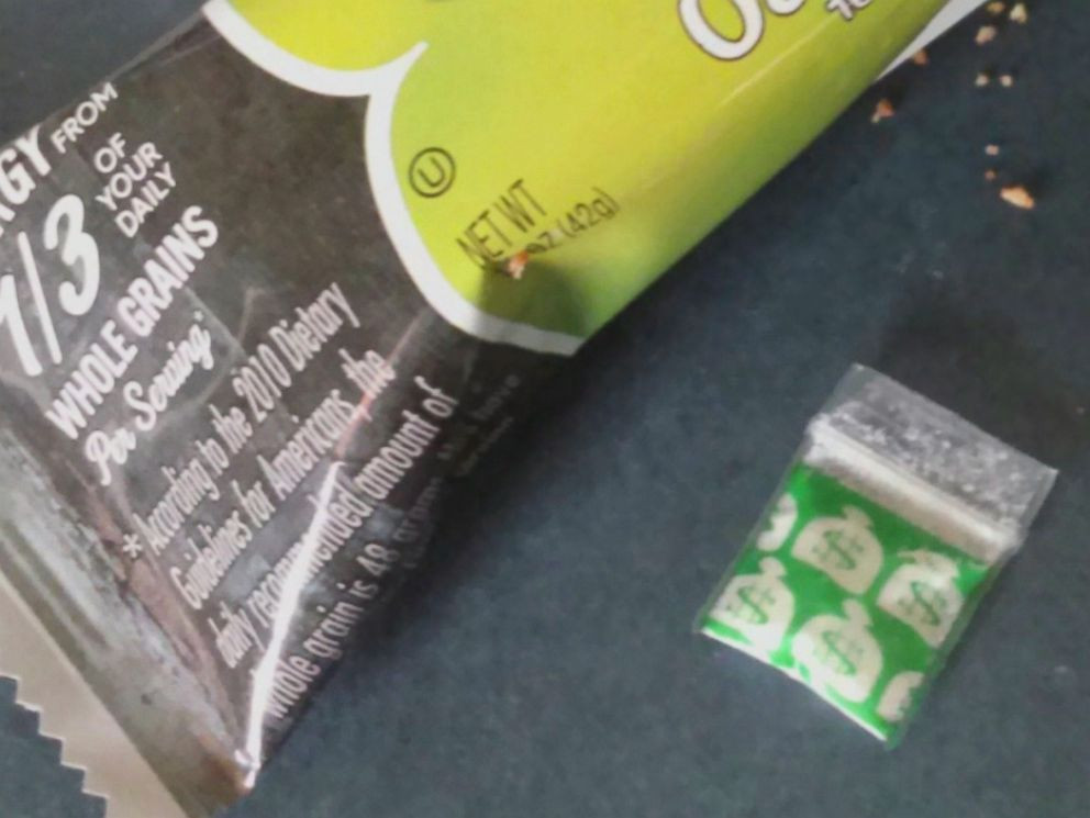 Descoperirea uimitoare facuta de o bunica intr-un baton de cereale: "Felicitari, este cocaina de inalta calitate!"